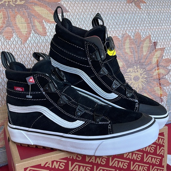 Vans WMNS Sk8-Hi Boa Mte
Black/White
VN0007NMBA2
Boots - Sneakers - Picture 4 of 16